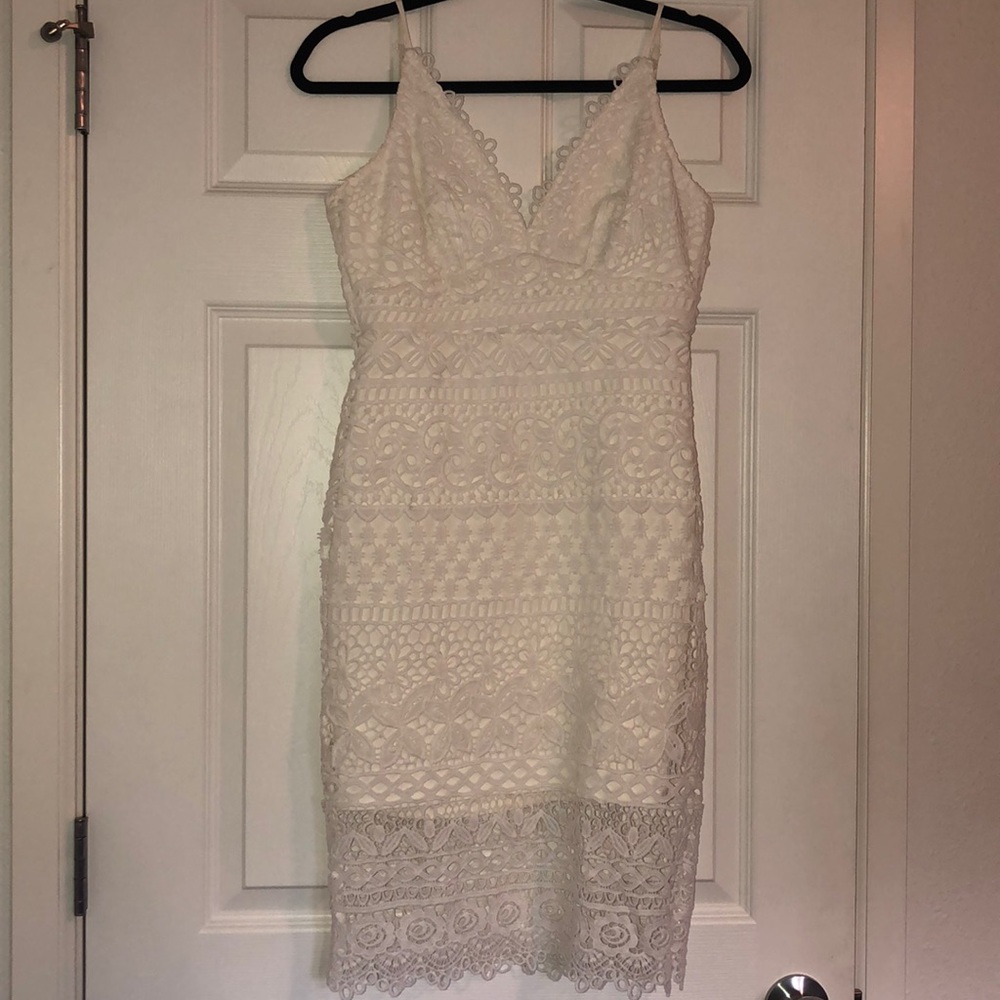Lulu’s white lace dress